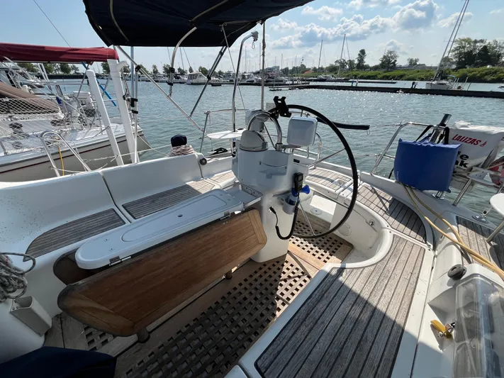 Vita Amoris Yacht Photos Pics Cockpit of a 2005 Beneteau 423 sailboat, featuring a steering wheel and seating area.