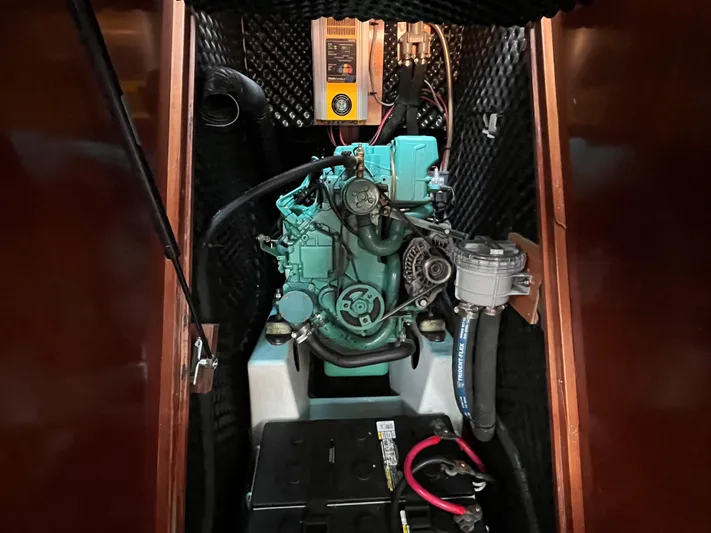 Vita Amoris Yacht Photos Pics Engine compartment of a 2005 Beneteau 423 sailboat, featuring a well-maintained marine engine.