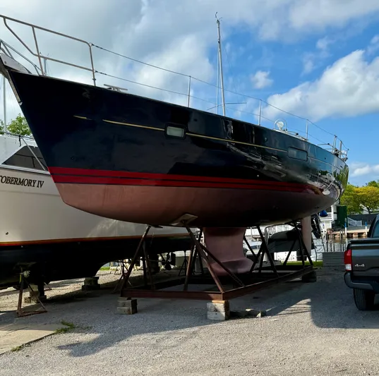 Vita Amoris Yacht Photos Pics 2005 Beneteau 423 sailboat on dry dock under a blue sky.