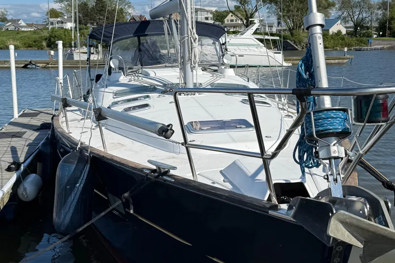 Vita Amoris Yacht Photos Pics Sailboat Beneteau 423, 2005 model, docked at marina with clear sky background.