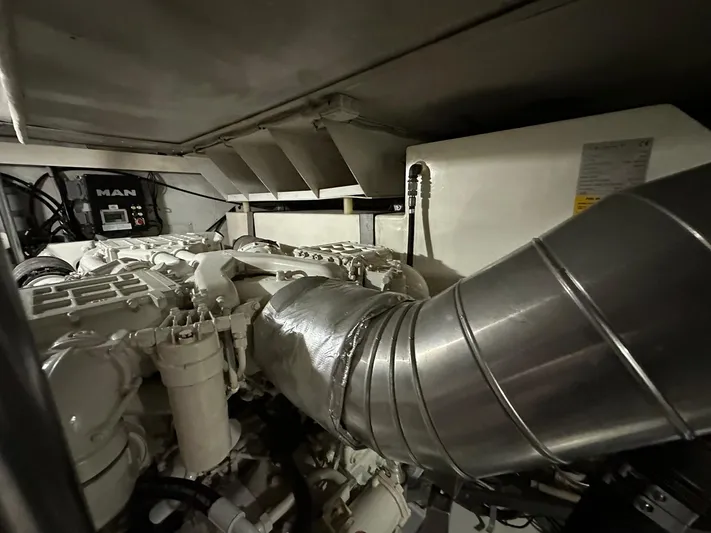 B-enjoy III Yacht Photos Pics 