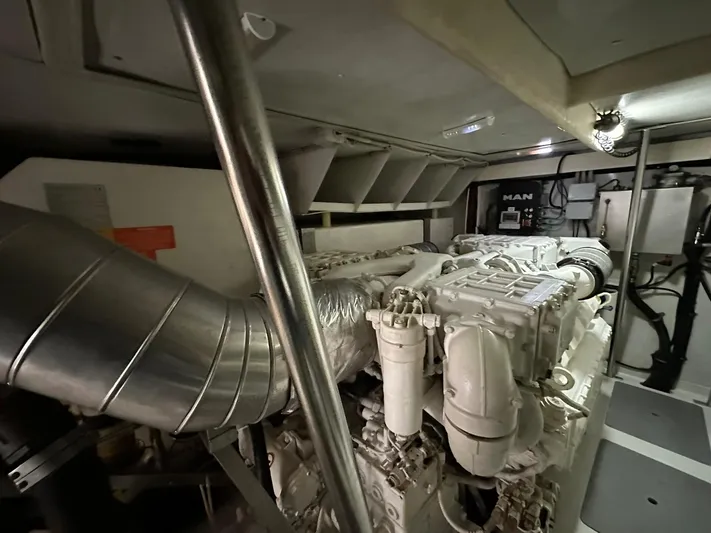 B-enjoy III Yacht Photos Pics 