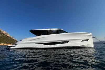 2025 Solaris Power 60 Coupe