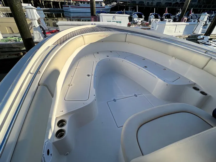  Yacht Photos Pics Spacious Forward Arrangement