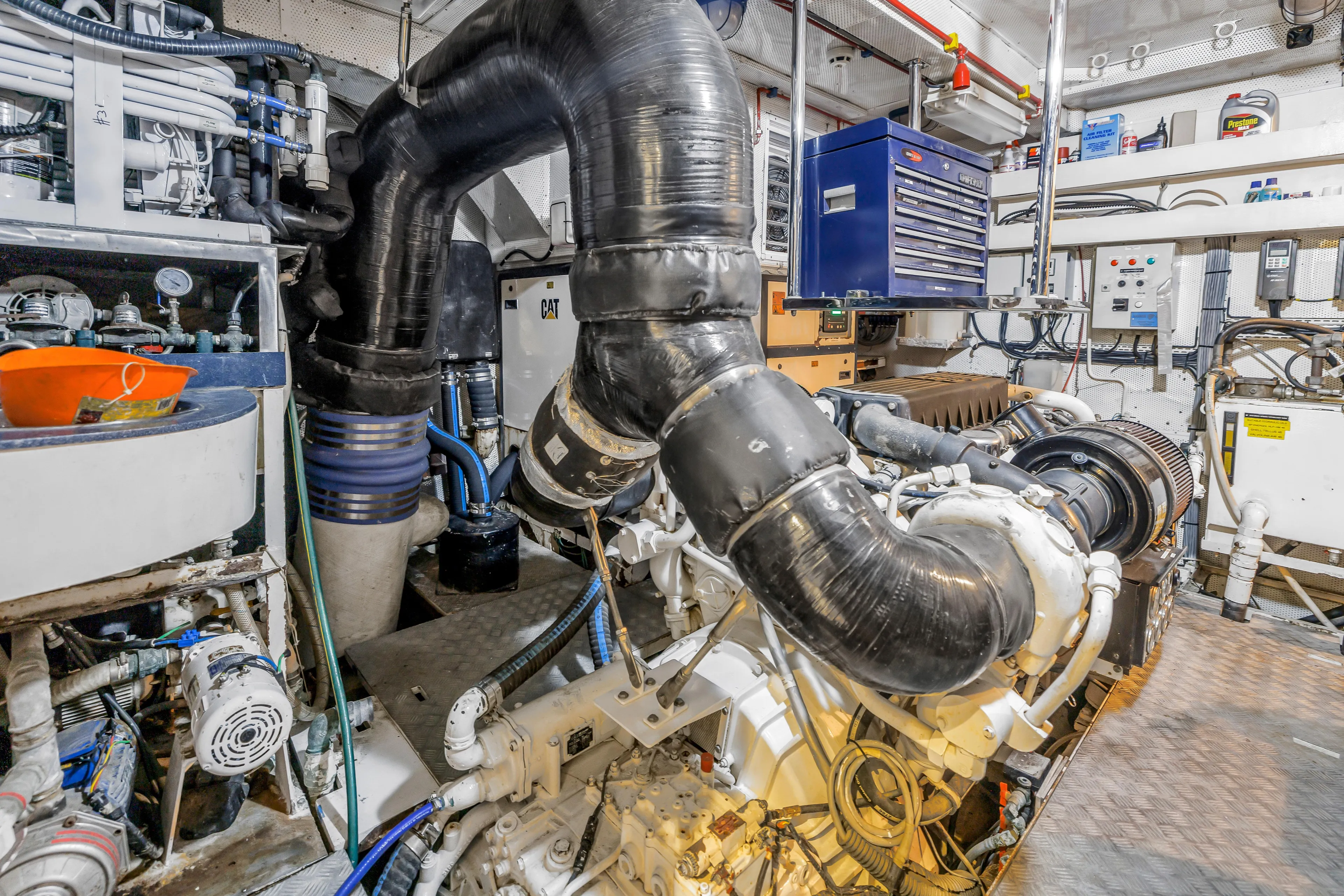 Star Saphire Yacht Photos Pics Engine room of a 2007 Bilgin 117 yacht, featuring complex machinery and equipment.