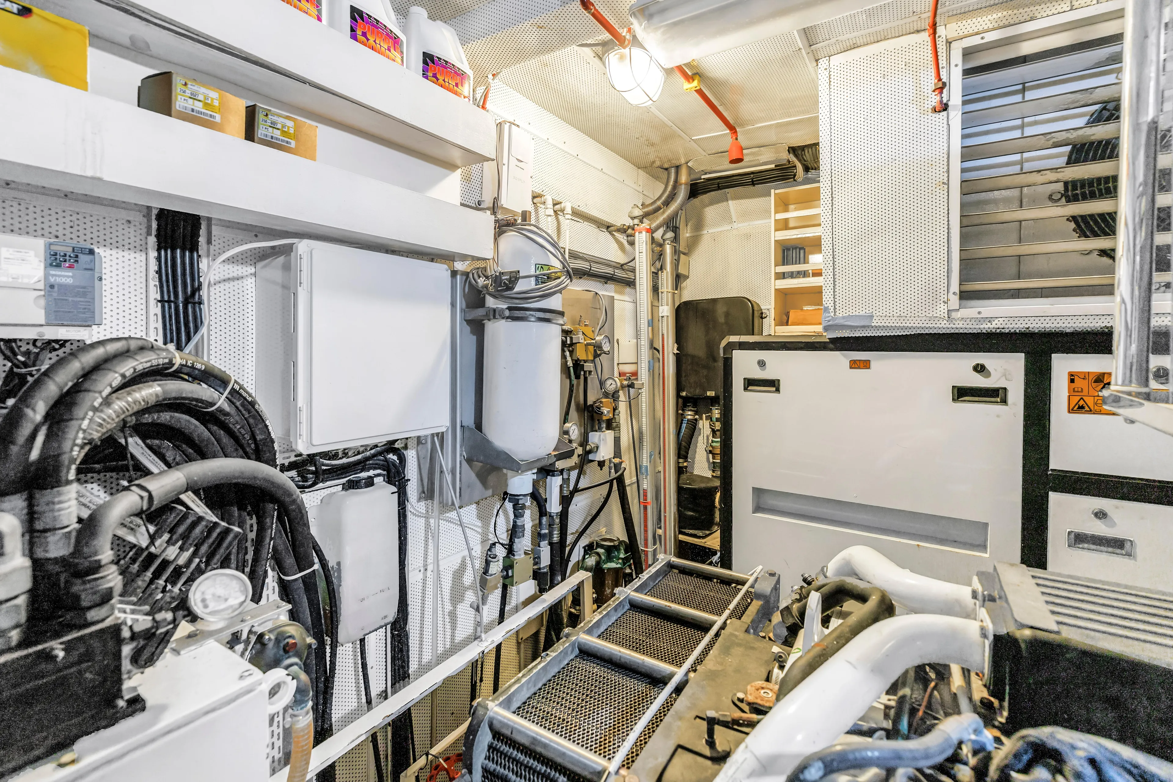 Star Saphire Yacht Photos Pics Engine room of a 2007 Bilgin 117 yacht, featuring machinery and equipment.