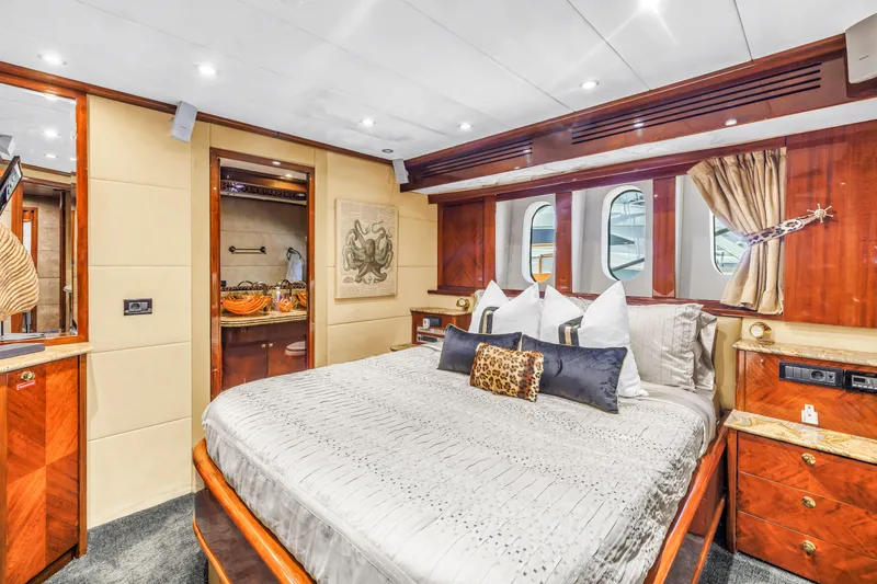 Star Saphire Yacht Photos Pics Luxurious bedroom interior on 2007 Bilgin 117 yacht, featuring elegant wood finishes and plush bedding.