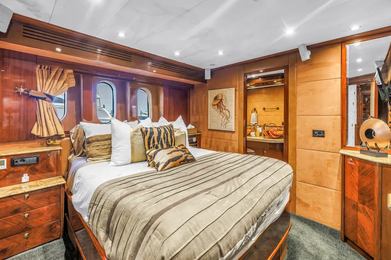 Star Saphire Yacht Photos Pics Luxurious bedroom interior on 2007 Bilgin 117 yacht, featuring elegant wood finishes and plush bedding.