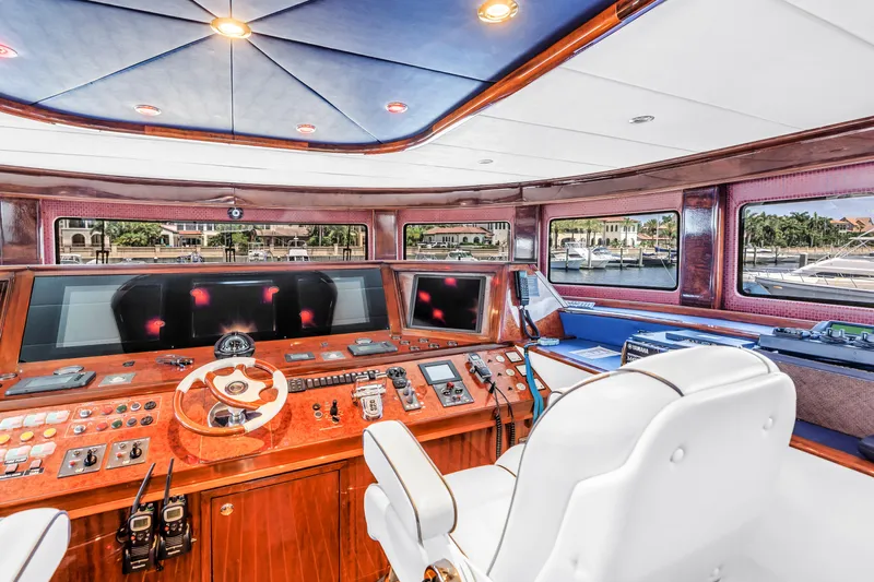 Star Saphire Yacht Photos Pics Luxurious 2007 Bilgin 117 yacht helm with modern controls and panoramic windows.