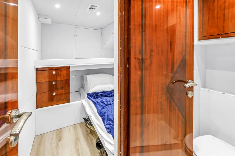 Star Saphire Yacht Photos Pics Small cabin interior with wooden accents, featuring a bed and storage, in a 2007 Bilgin 117 yacht.