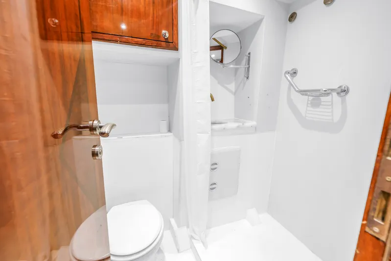 Star Saphire Yacht Photos Pics Luxurious bathroom in 2007 Bilgin 117 yacht, featuring modern fixtures and elegant wood accents.