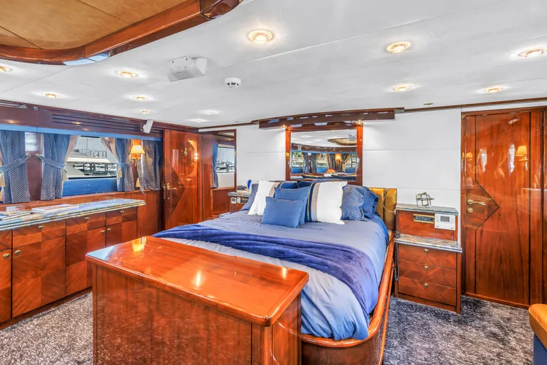 Star Saphire Yacht Photos Pics Luxurious Bilgin 117 yacht bedroom interior, featuring elegant wood finishes and plush bedding, 2007 model.