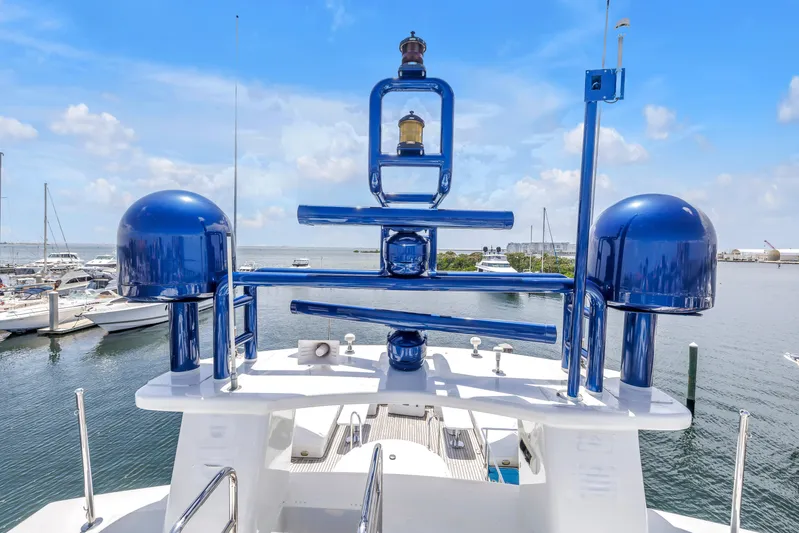 Star Saphire Yacht Photos Pics Bilgin 117 yacht, 2007 model, featuring blue radar equipment against a marina backdrop.