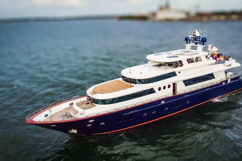 Star Saphire Yacht Photos Pics Luxurious 2007 Bilgin 117 yacht cruising on open water, featuring sleek design and spacious decks.