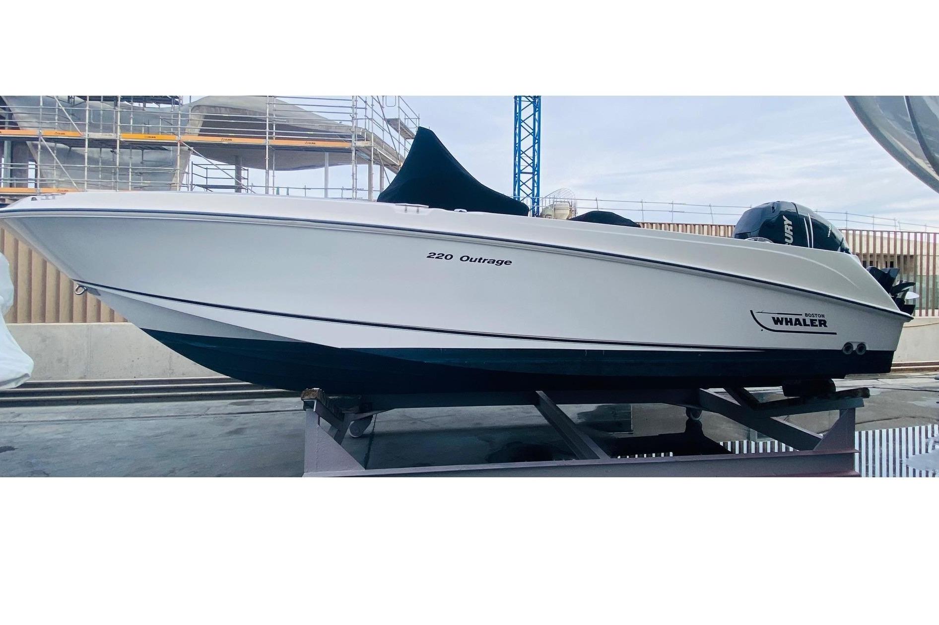 Boston Whaler 220 Outrage