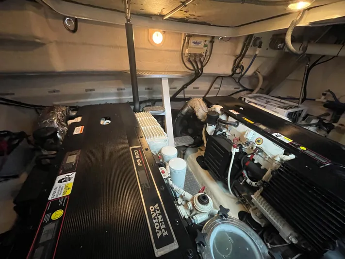 Benthere Yacht Photos Pics Formula 45 Yacht BenThere- Engine Room