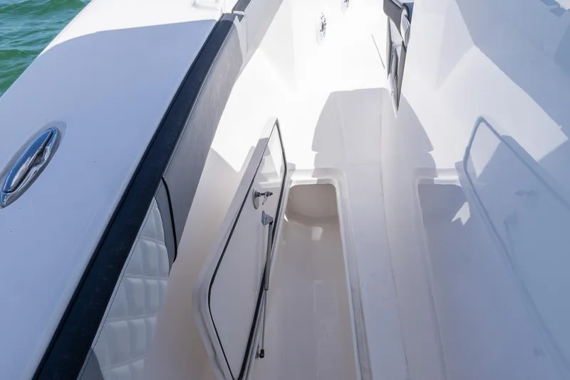  Yacht Photos Pics Streamline R 35 boat interior, 2025 model, featuring sleek white design and modern fittings.