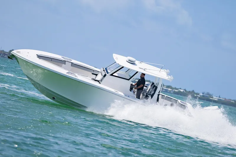  Yacht Photos Pics 2025 Streamline R 35 boat cruising on open water, creating waves.