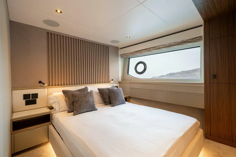  Yacht Photos Pics 2026 Sunseeker 82 Ocean Enclosed - Image 44