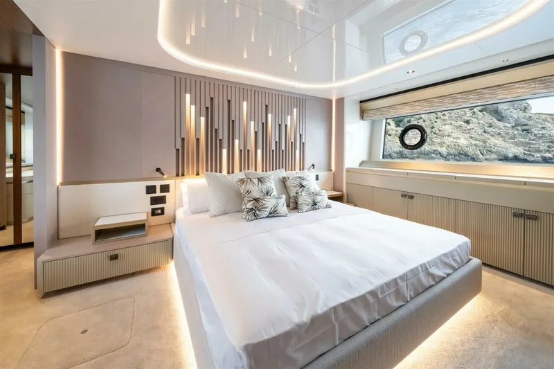  Yacht Photos Pics 2026 Sunseeker 82 Ocean Enclosed - Image 31