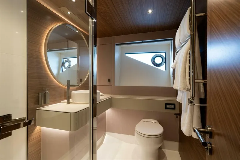  Yacht Photos Pics 2026 Sunseeker 82 Ocean Enclosed - Image 43