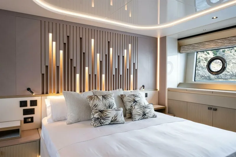  Yacht Photos Pics 2026 Sunseeker 82 Ocean Enclosed - Image 32