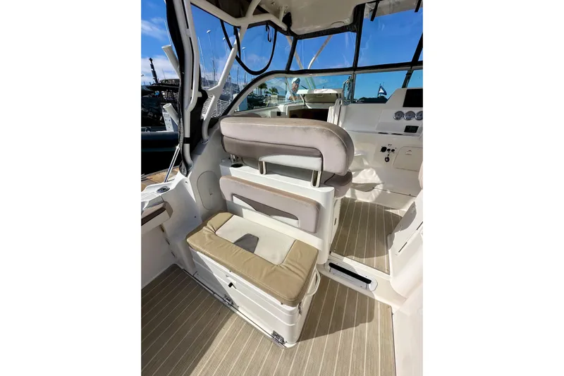Seahorse Yacht Photos Pics 2018 Wellcraft 290 Coastal boat interior with seating and dashboard, showcasing modern design.