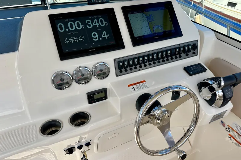 Seahorse Yacht Photos Pics 2018 Wellcraft 290 Coastal helm with GPS displays, gauges, and steering wheel.