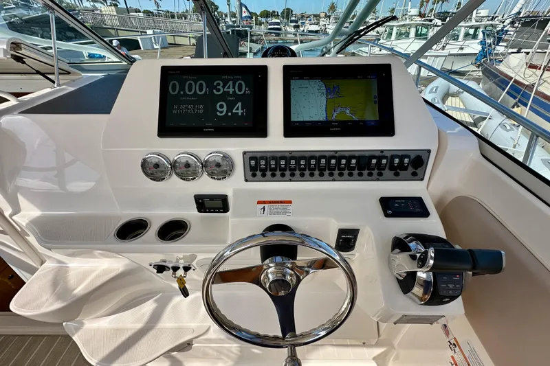 Seahorse Yacht Photos Pics 2018 Wellcraft 290 Coastal boat dashboard with navigation screens and controls.