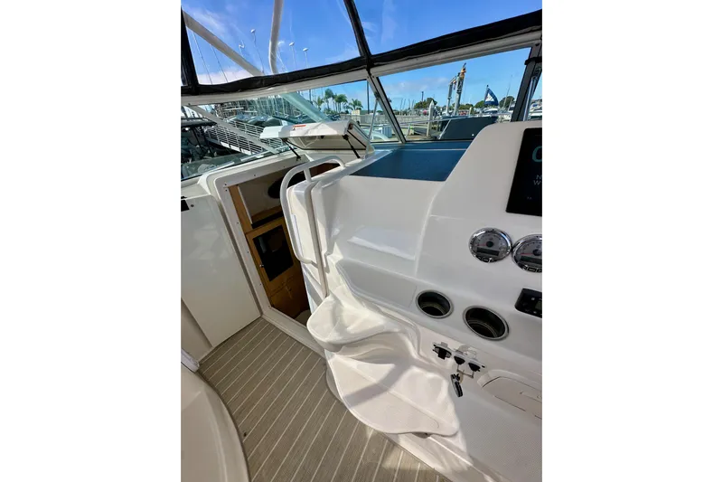 Seahorse Yacht Photos Pics 2018 Wellcraft 290 Coastal boat interior with helm, gauges, and cabin entrance.