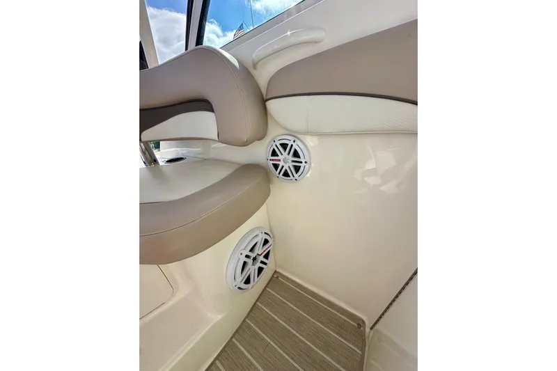 Seahorse Yacht Photos Pics Interior of 2018 Wellcraft 290 Coastal boat with beige seating and built-in speakers.
