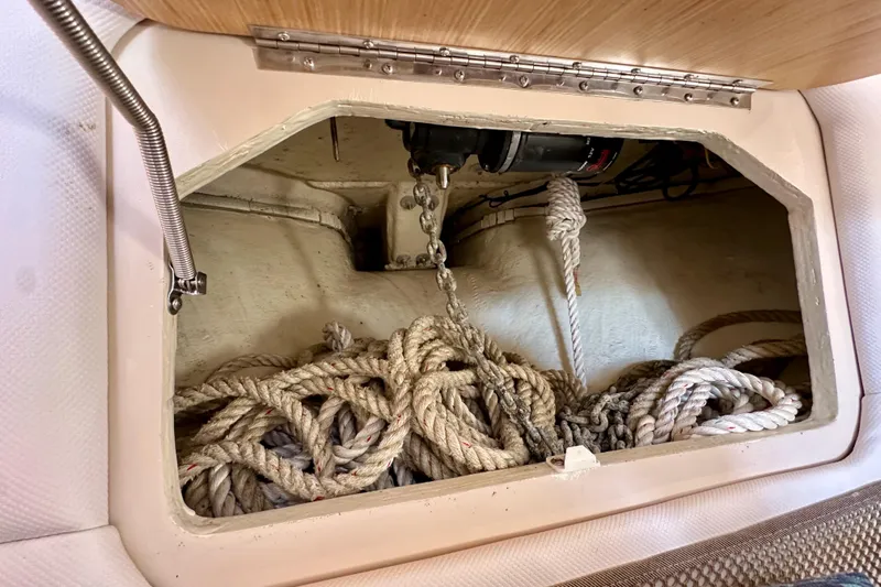 Seahorse Yacht Photos Pics 2018 Wellcraft 290 Coastal boat storage compartment with coiled ropes and anchor chain.