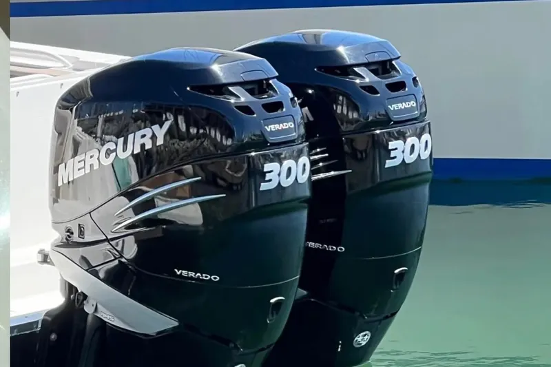 Seahorse Yacht Photos Pics Twin Mercury Verado 300 engines on a 2018 Wellcraft 290 Coastal boat.