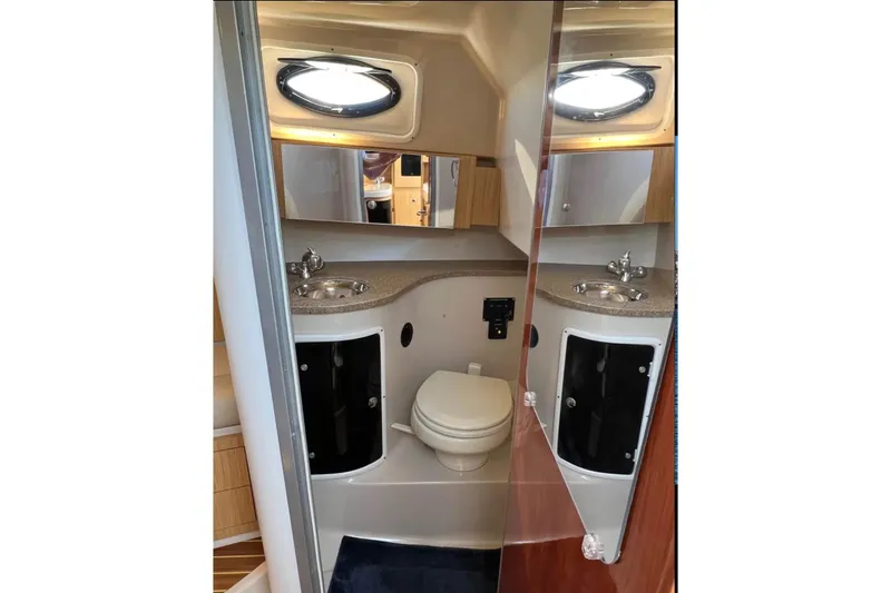 Seahorse Yacht Photos Pics 2018 Wellcraft 290 Coastal boat bathroom with dual sinks and modern fixtures.