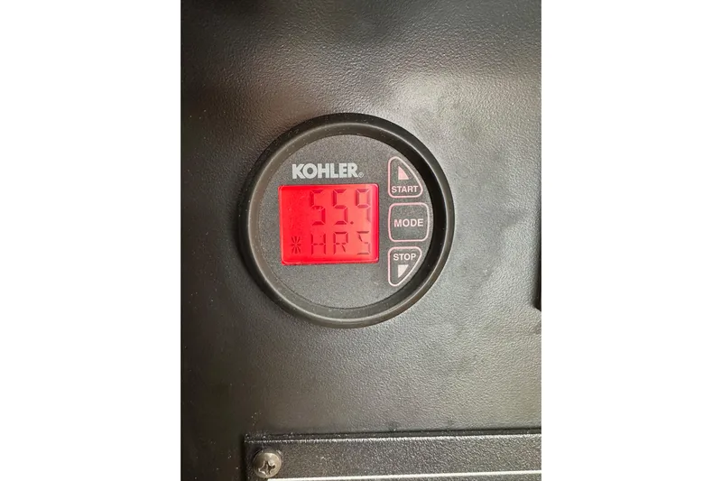 Seahorse Yacht Photos Pics Kohler generator display showing 559 hours on a 2018 Wellcraft 290 Coastal boat.