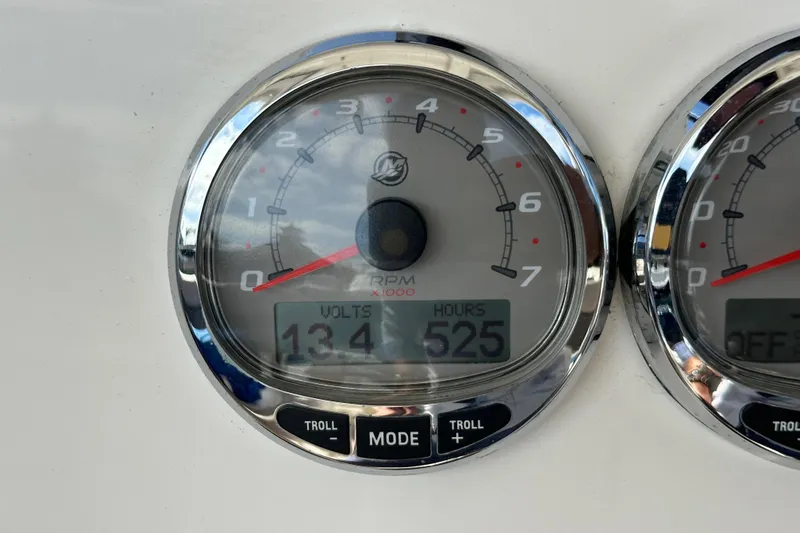 Seahorse Yacht Photos Pics Close-up of Wellcraft 290 Coastal 2018 boat gauge showing 525 hours and 13.4 volts.