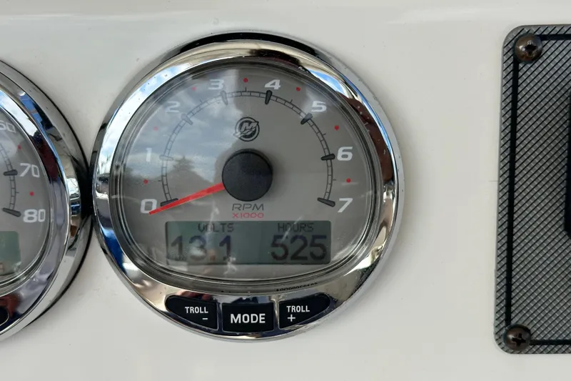 Seahorse Yacht Photos Pics Close-up of 2018 Wellcraft 290 Coastal tachometer showing 525 hours and 13.1 volts.
