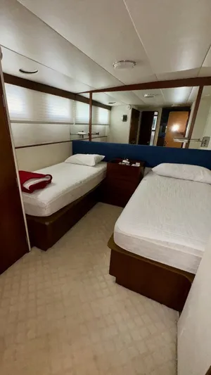 Adventurer Yacht Photos Pics Twin bed cabin in 1987 Burger 86 Raised Pilothouse yacht, featuring modern decor and cozy ambiance.