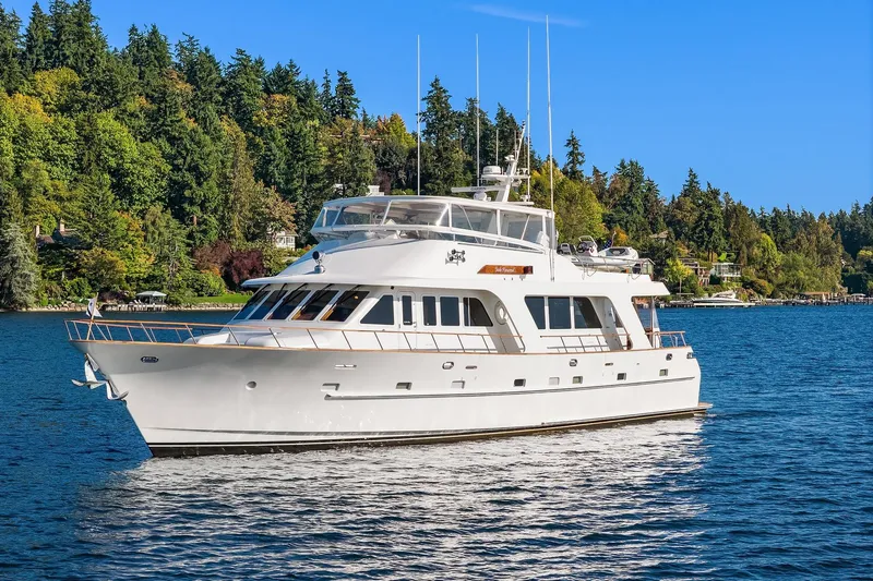 Jade Panama Yacht Photos Pics Luxurious 2001 Rayburn Flush Deck yacht cruising on a scenic lake.