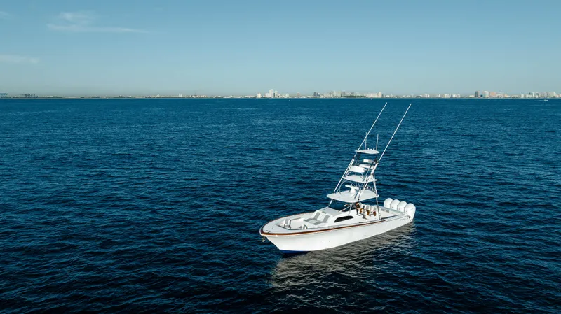  Yacht Photos Pics 2026 Front Runner 47 Center Console boat on open sea under clear sky.