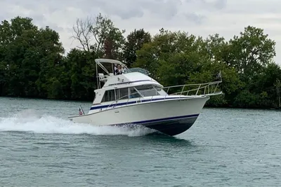 Bertram 33 Flybridge Cruiser