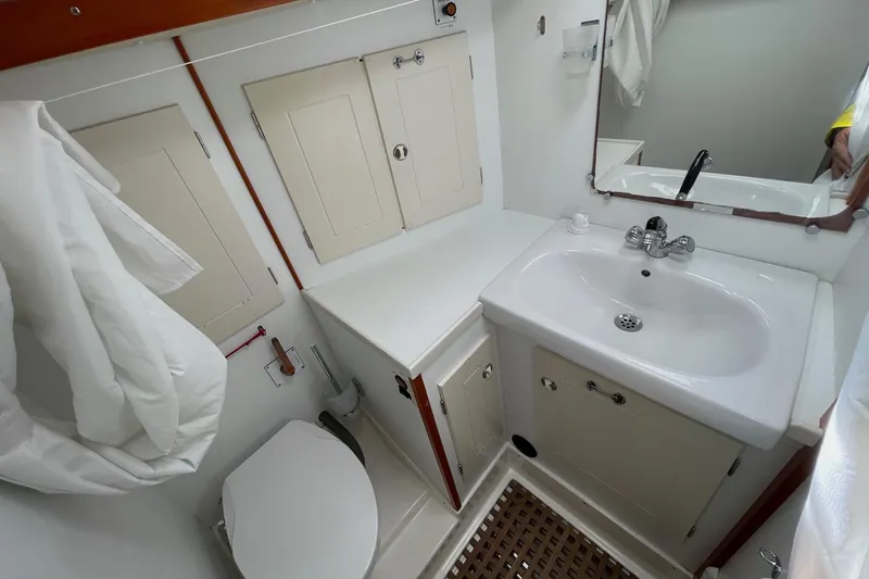 Ayametta Yacht Photos Pics Head