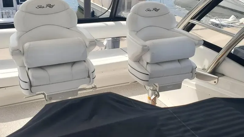  Yacht Photos Pics Luxurious seating on 2007 Sea Ray 580 Sedan Bridge yacht.