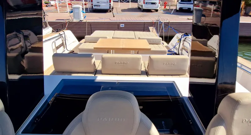  Yacht Photos Pics Luxury Pardo Yachts 43 interior, 2020 model, featuring elegant seating and modern design.