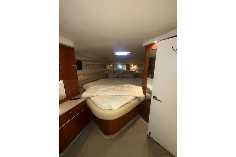  Yacht Photos Pics Luxurious cabin interior of 1998 Sea Ray 500 Sundancer yacht with cozy bed.