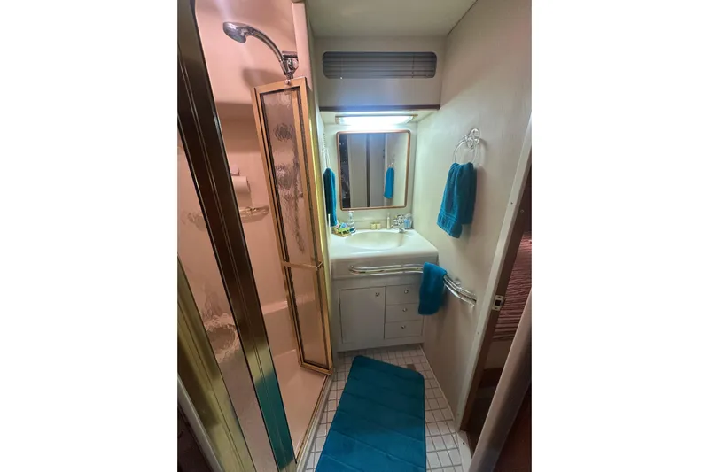  Yacht Photos Pics Bathroom interior of 1998 Sea Ray 500 Sundancer yacht with shower and sink.