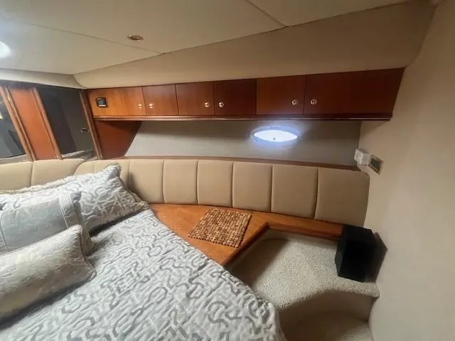  Yacht Photos Pics Luxurious cabin interior of 2000 Cruisers Yachts 4450 Express Motoryacht.