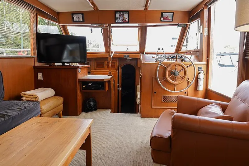 Sunshine Yacht Photos Pics Interior of 1986 Marine Trader Tradewinds 47 yacht with cozy seating and helm.