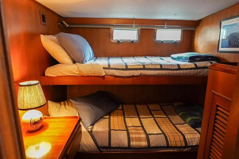 Sunshine Yacht Photos Pics Cozy cabin with bunk beds in 1986 Marine Trader Tradewinds 47 yacht.