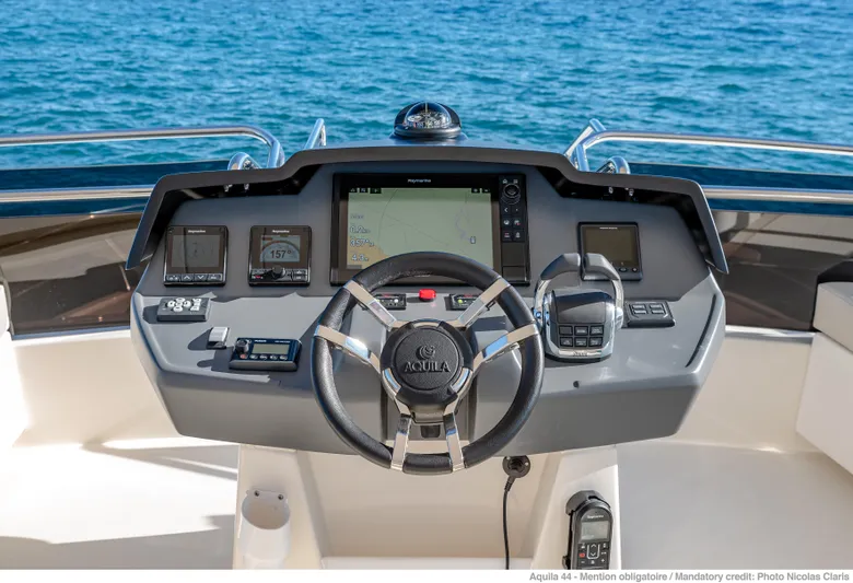 Aquila 44 Yacht Photos Pics 